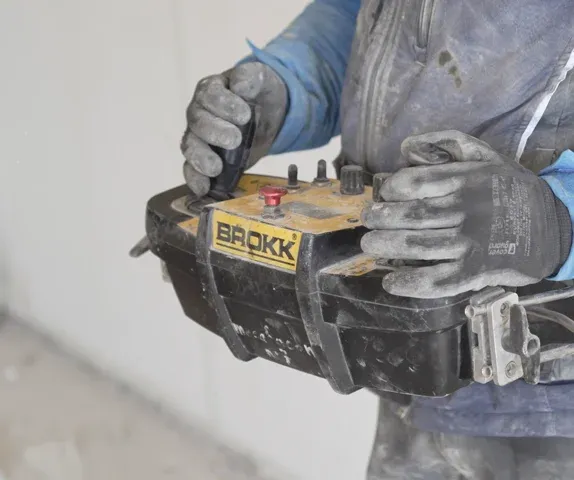 Un expert Saugey utilise une scie déportée