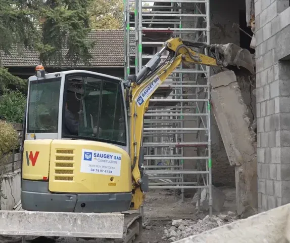 Une mini pelle Saugey déblaye un chantier